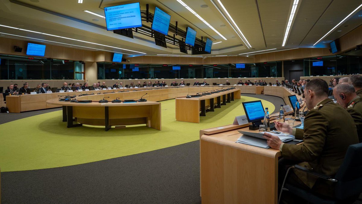 CEMA_FR's tweet image. À Bruxelles au Comité militaire de l’Union européenne, avec le général Sean Clancy et en présence des chefs d’état-major des armées des États membres de l’UE 🇪🇺.

➡️ Discussions sur le contexte stratégique sur notre flanc est, le soutien résolu à l’Ukraine et la nécessité de se…