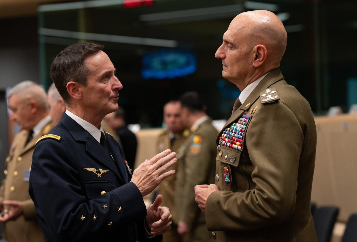 CEMA_FR's tweet image. À Bruxelles au Comité militaire de l’Union européenne, avec le général Sean Clancy et en présence des chefs d’état-major des armées des États membres de l’UE 🇪🇺.

➡️ Discussions sur le contexte stratégique sur notre flanc est, le soutien résolu à l’Ukraine et la nécessité de se…
