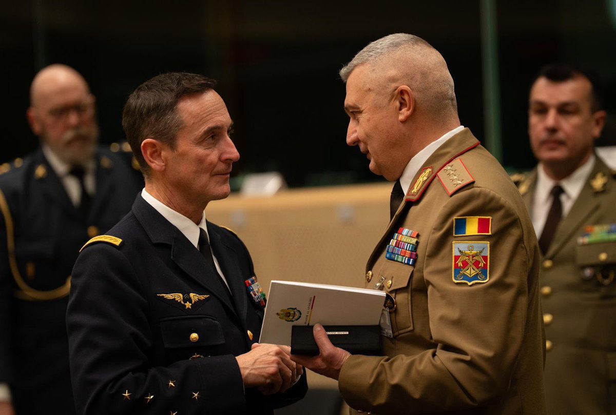 CEMA_FR's tweet image. À Bruxelles au Comité militaire de l’Union européenne, avec le général Sean Clancy et en présence des chefs d’état-major des armées des États membres de l’UE 🇪🇺.

➡️ Discussions sur le contexte stratégique sur notre flanc est, le soutien résolu à l’Ukraine et la nécessité de se…