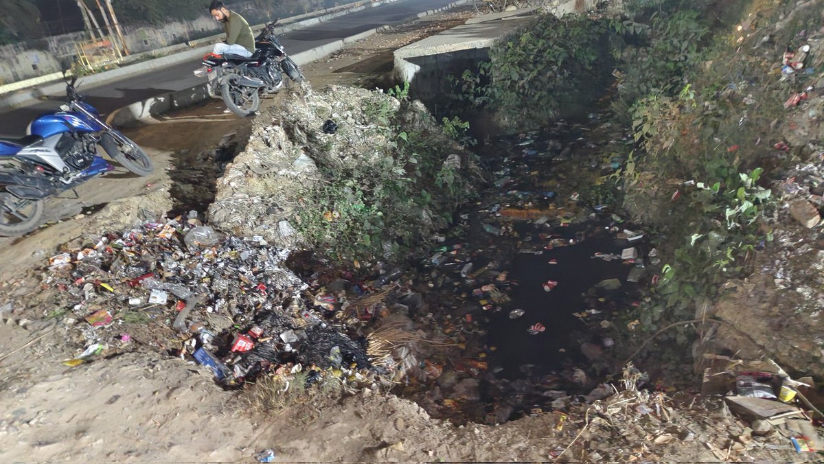 मेडिकल कॉलेज सिद्धार्थनगर का प्रथम गेट — जहाँ से ओपीडी से लेकर 24×7 इमरजेंसी और ट्रॉमा सेंटर का मुख्य रास्ता जाता है — खुले नाले और कूड़े के ढेर के कारण बेहद ख़तरनाक स्थिति में है।
प्रशासन से अनुरोध है कि इस मार्ग को तुरंत दुरुस्त कराया जाए।
<a href="/dmsid1/">DM Siddharthnagar</a> <a href="/Shiviasup/">Shivasharanappa G. N</a> <a href="/siddharthnagpol/">Siddharthnagar Police</a>