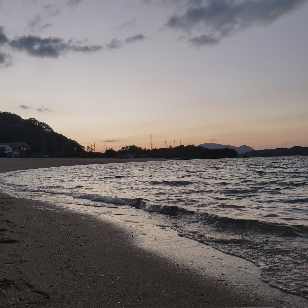 海辺に立つと心が落ち着きますよね🌊

神道の考えでは人間の罪や穢れは、最後に海（根国底国）へと流れ着き、やがて清められ、消滅していくと言われています。

今日も神道の素敵な世界観を自然より感じています⛩️