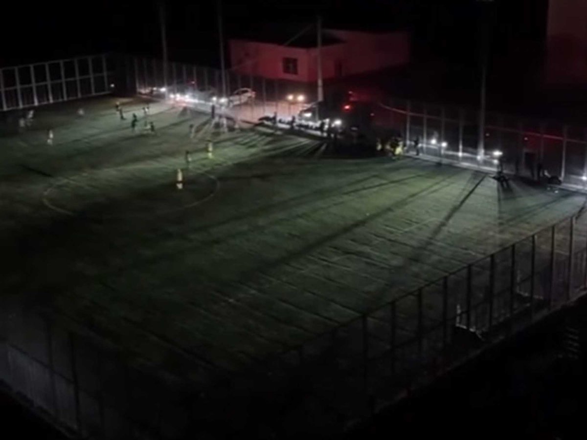 У Черкасах батьки підсвічували фарами автівок футбольне поле, щоб діти могли дограти матч