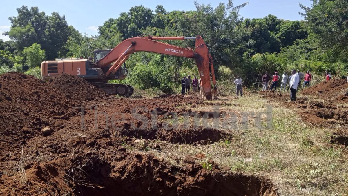 agency_delwire's tweet photo. A bulldozer prepares graves for 31 victims of the November 1 mudslides in Elgeyo Marakwet. They will be laid to rest opposite the Chesongoch Catholic Church in Marakwet East constituency. Eight other victims were buried earlier in Embobut. A requiem mass for the 31 casualties https://t.co/NH6JjlCLMX