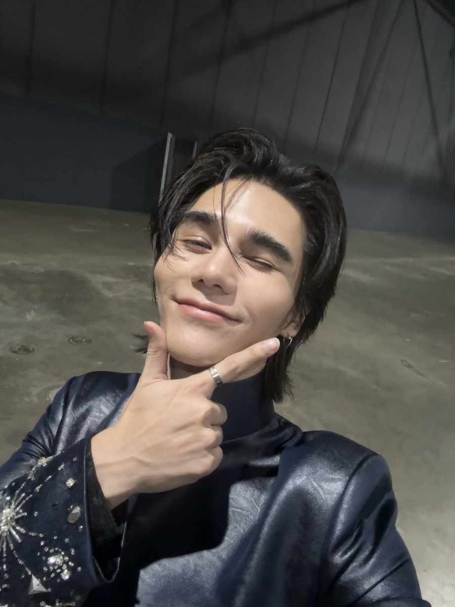 Nest1406's tweet photo. Not him did the same pose🥹 he can set the stages on fire, slay with every single notes but at the end of the day he's our Jeffy🪐 I'm overwhelmed with joy and pride. So happy to see his achievements

#JeffSatur
#MissUniverseXJeffSatur

Did we make it?                 Yes, we did https://t.co/O4OkXDwmZU