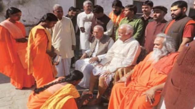 महिला के सम्मान करे के सही तरीका का ह?

१                                                               २