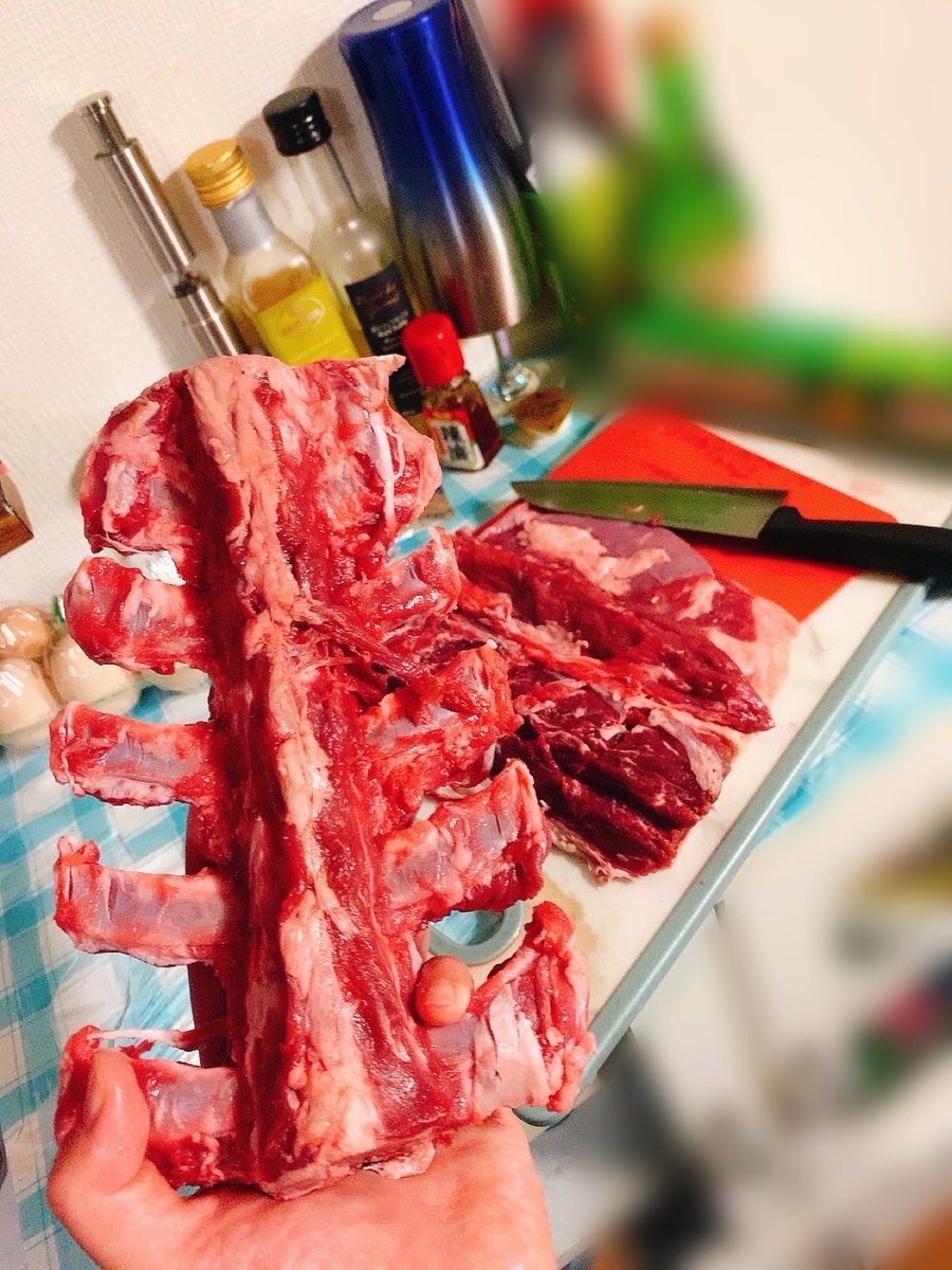 yuka_pomp's tweet photo. 家で料理中のあゆにふと目をやったらすごいの捌いてたから、え……なにそれ……って言ったら｢え？羊の背骨〜｣って普通に答えられた
10年あゆと一緒にいてもネギでも切ってたかのようにさらっと家で言われるパワーワードあったわ、、、 https://t.co/o5KA0VS498