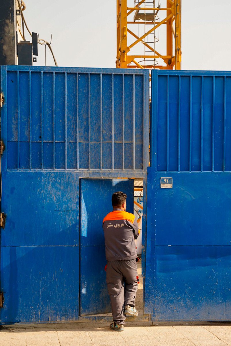 HajNooredin's tweet image. امروز جمعه ۳۰ آبان ۱۴۰۴
پروژه منحوس و متعفن #مروی‌سنتر و نابودی #کاخ_گلستان علیرغم تمام هشدارها و حضور میدانی شخص وزیر میراث فرهنگی و دستور توقف آن همچنان ادامه دارد!
خیلی حرفه‌ها! دستور وزیر مملکت به هیچ جاشون نیست! اینها کی هستند؟ از کجا اومدن؟!