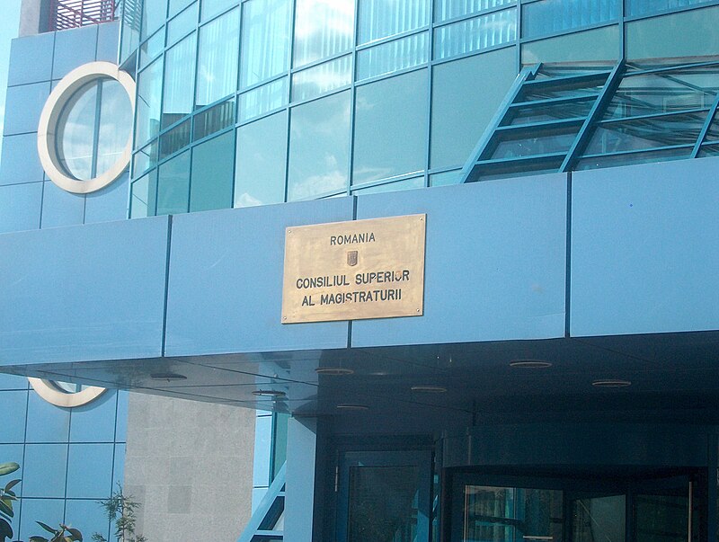 RRInternational's tweet image. Consiliul Superior al Magistraturii va emite avizul privind noului #proiect al #pensiilor #magistraţilor numai după ce adunările generale ale instanţelor şi parchetelor din ţară se vor pronunţa asupra actului  normativ în şedinţe programate la începutul săptămânii viitoare. (1/4)
