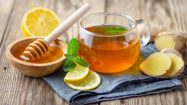 <a href="/MilleyourtSub/">MILLEYOURT SUB.</a> Segera saja kembali usai meracik teh dengan komposisi rosemary segar, lemonbalm kering, lavender kering dengan madu Manuka. Masih mengepulkan asap karena panas, ia membawakannya ke hadapan Minky.

"Monsieur. Ini teh untuk menenangkan pikiran. Racikannya sudah saya pastikan aman!"