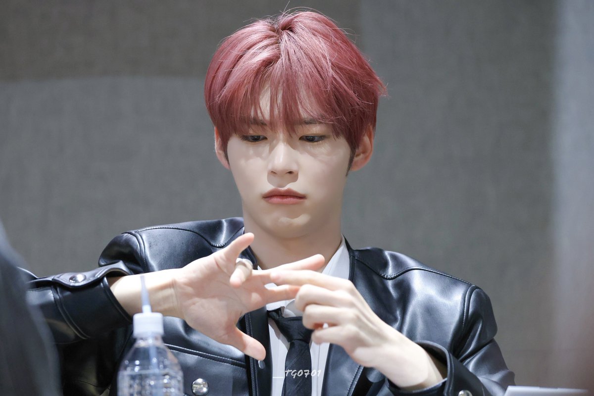 251101 
왼손은 되는데 오른손은 못해(´･-･`) 하는 カリスマックス 한비니🐹
#성한빈 #SUNGHANBIN 
#ZB1 #ZEROBASEONE #제로베이스원