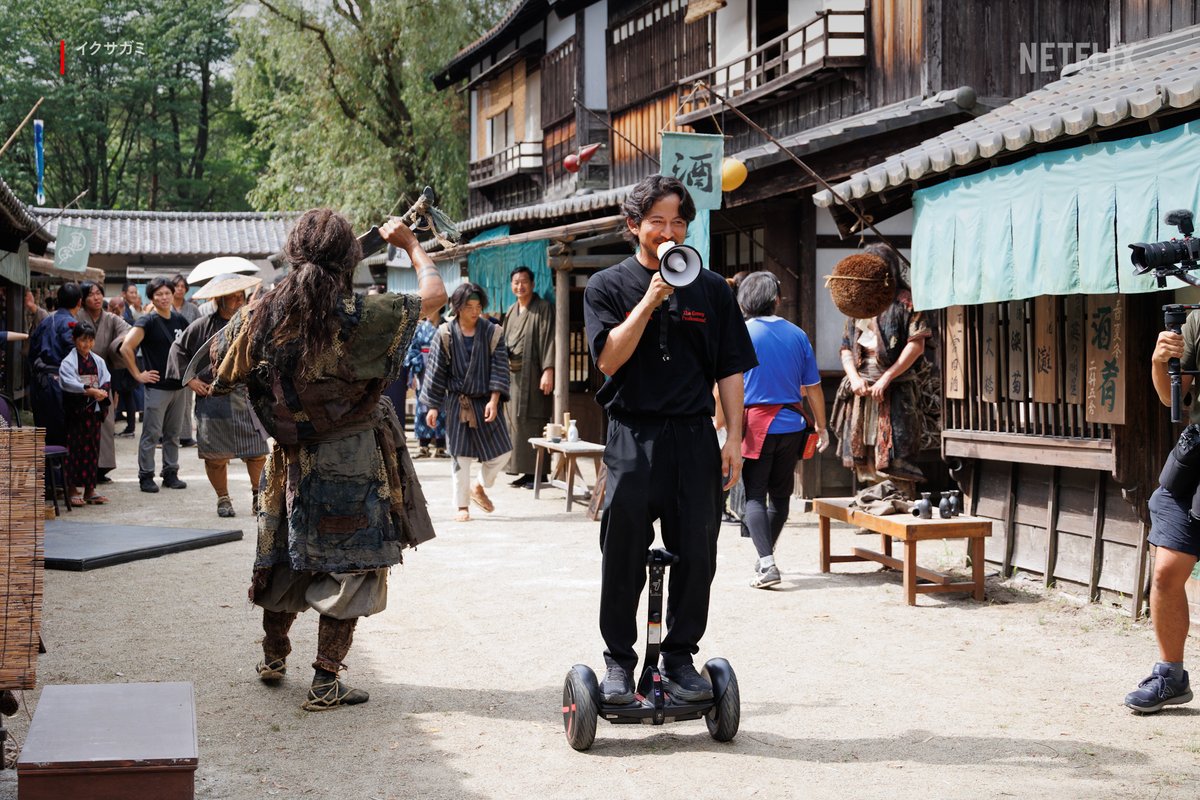 NetflixJP's tweet image. 『イクサガミ』主人公の嵯峨愁二郎役、
アクションプランナー、
初のプロデューサーを務めた岡田准一。

撮影現場でアクション監修を行うショットをお届け。

#イクサガミ #LastSamuraiStanding