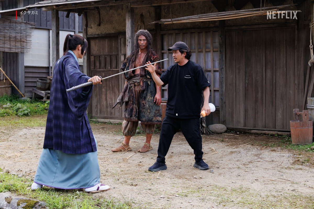 NetflixJP's tweet image. 『イクサガミ』主人公の嵯峨愁二郎役、
アクションプランナー、
初のプロデューサーを務めた岡田准一。

撮影現場でアクション監修を行うショットをお届け。

#イクサガミ #LastSamuraiStanding