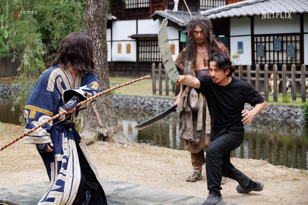 NetflixJP's tweet image. 『イクサガミ』主人公の嵯峨愁二郎役、
アクションプランナー、
初のプロデューサーを務めた岡田准一。

撮影現場でアクション監修を行うショットをお届け。

#イクサガミ #LastSamuraiStanding