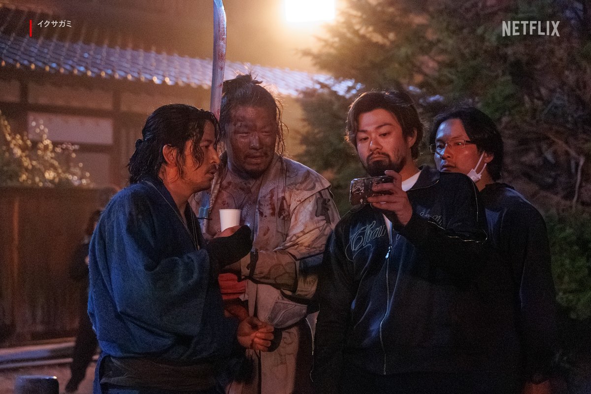 NetflixJP's tweet image. 『イクサガミ』主人公の嵯峨愁二郎役、
アクションプランナー、
初のプロデューサーを務めた岡田准一。

撮影現場でアクション監修を行うショットをお届け。

#イクサガミ #LastSamuraiStanding