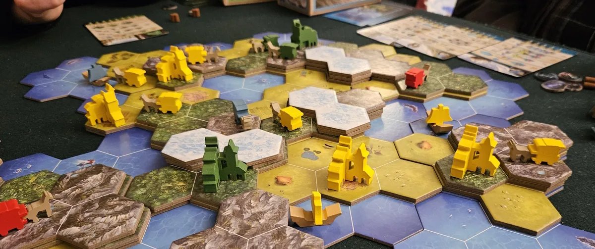 ¡Hola!

Hace un par de días vi anunciado que iba a llegar el Rise and Fall en español, un juego al que le llevaba siguiendo la pista desde hace un tiempecito ya que leí la reseña de @imisut (misutmeeple.com/2025/07/resena…) y me pareció que me encajaba perfectamente, así que fui a