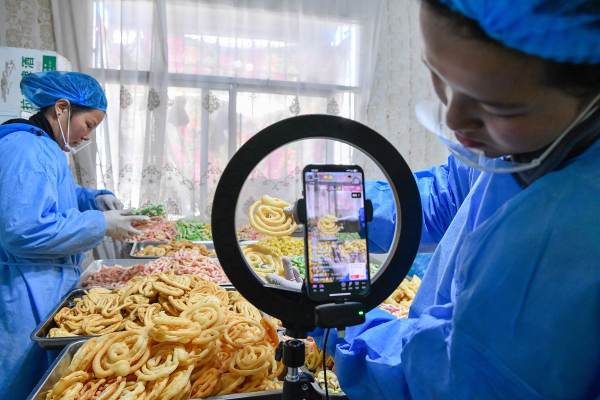 Frontlinestory's tweet image. #FrontlineFocus: Xizang — My Home, Our Journey

#Xizang today — Employment steadily growing

The CPC and the Chinese government have effectively safeguarded the right to employment and improved employment services in Xizang.

➡️ Right to employment and vocational training
• In…