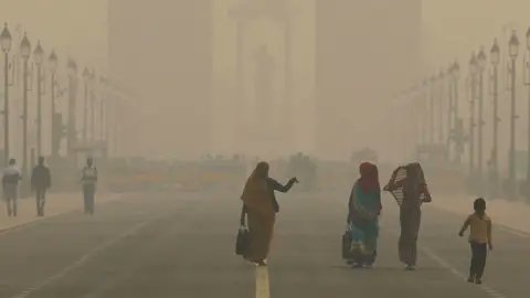 SmartKhabari's tweet image. दिल्ली दुनिया का सबसे प्रदूषित शहर, AQI 506 पहुंचा:सभी स्कूलों में स्पोर्ट इवेंट्स पर रोक।

दिल्ली-NCR में प्रदूषण लगातार बढ़ रहा है। गुरुवार को दिल्ली का एयर क्वालिटी इंडेक्स (AQI) 506 रहा, जो खतरनाक श्रेणी में आता है। दुनियाभर में वायु प्रदूषण को मापने वाली अंतरराष्ट्रीय संस्था…