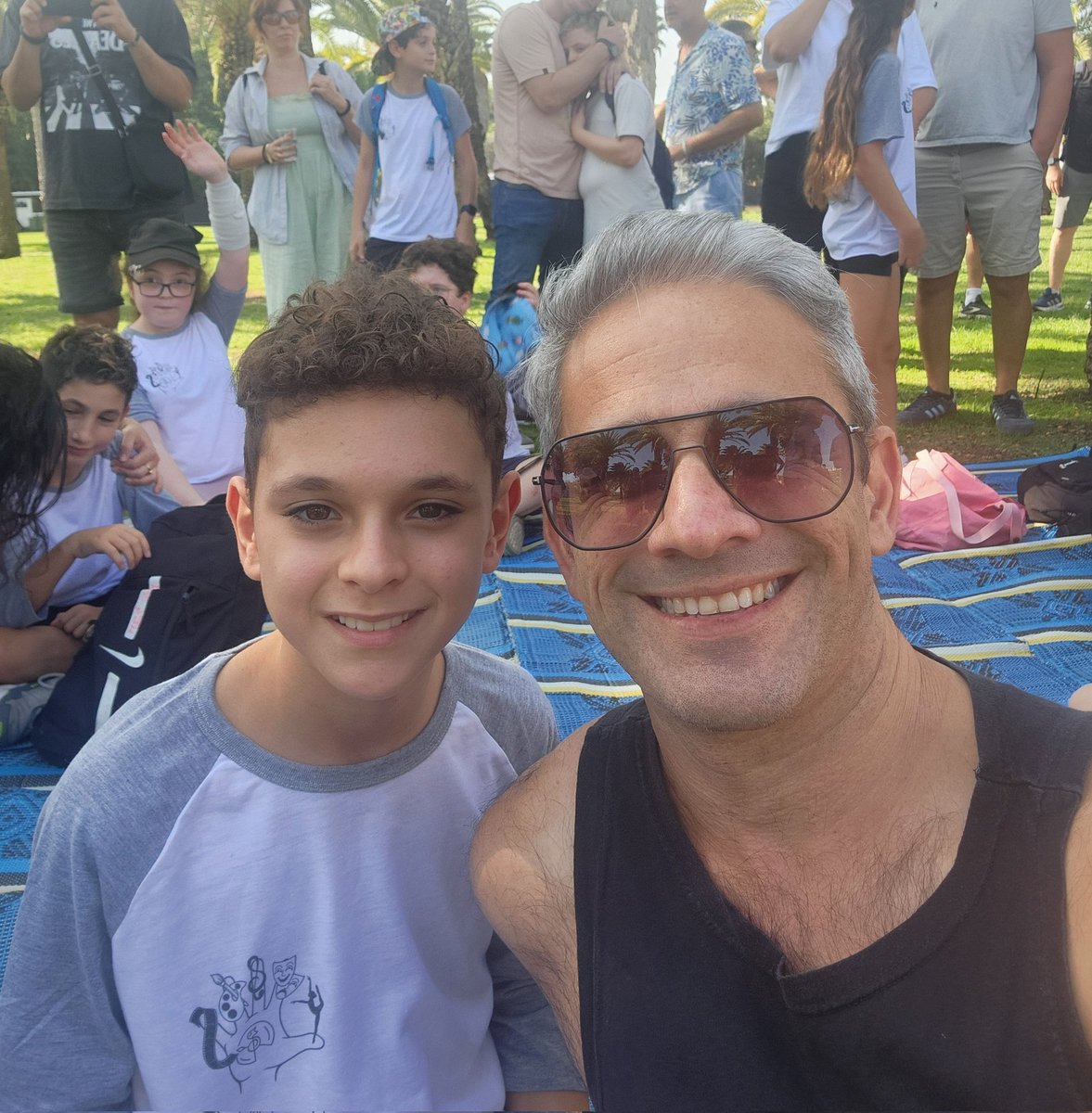 מצד אחד חם נורא, מצד שני הילד עבר עכשיו "מסע התבגרות" אז אני בפארק לפכוש אותו