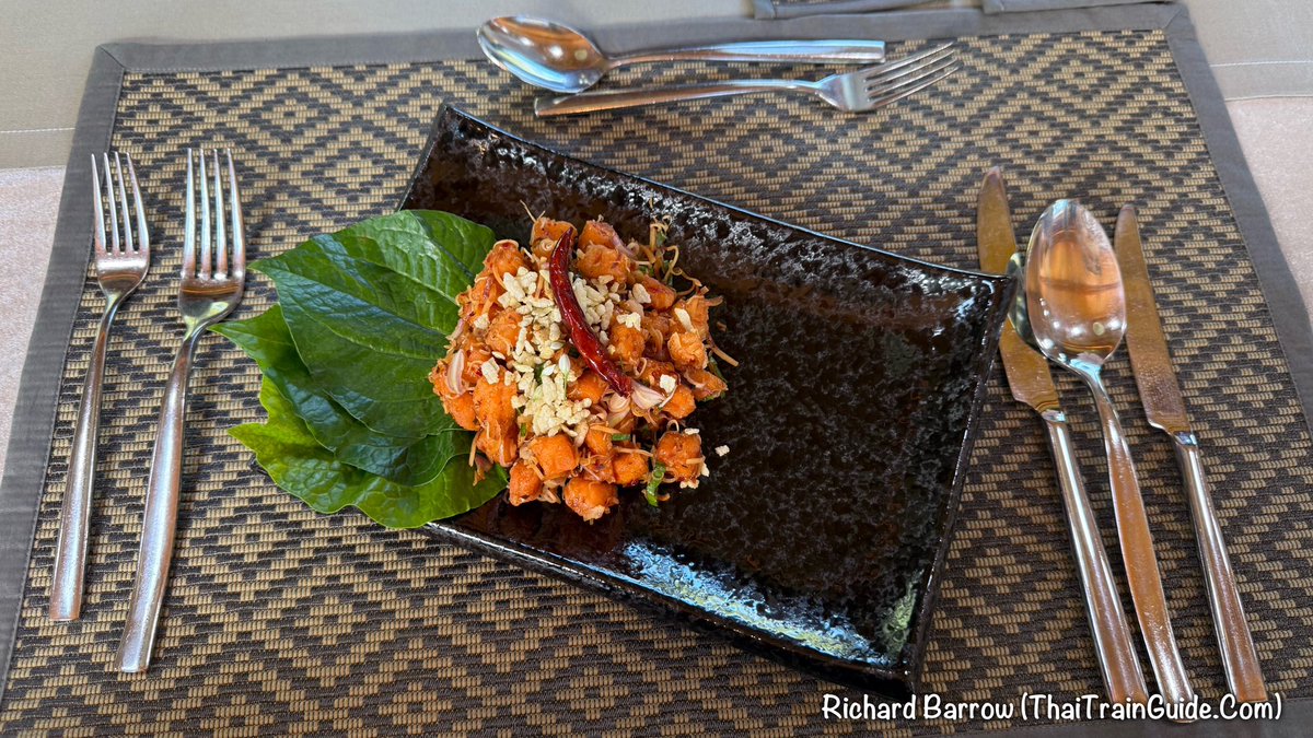 ThaiTrainGuide's tweet image. Photos of our lunch today onboard the Blue Jasmine train. It started with a salmon dish served with tamarind dressing and finely sliced shallots, eaten with fresh betel leaves. 

The main course came in two parts: grilled pork neck cooked in Mon-style young chilli curry, and a…