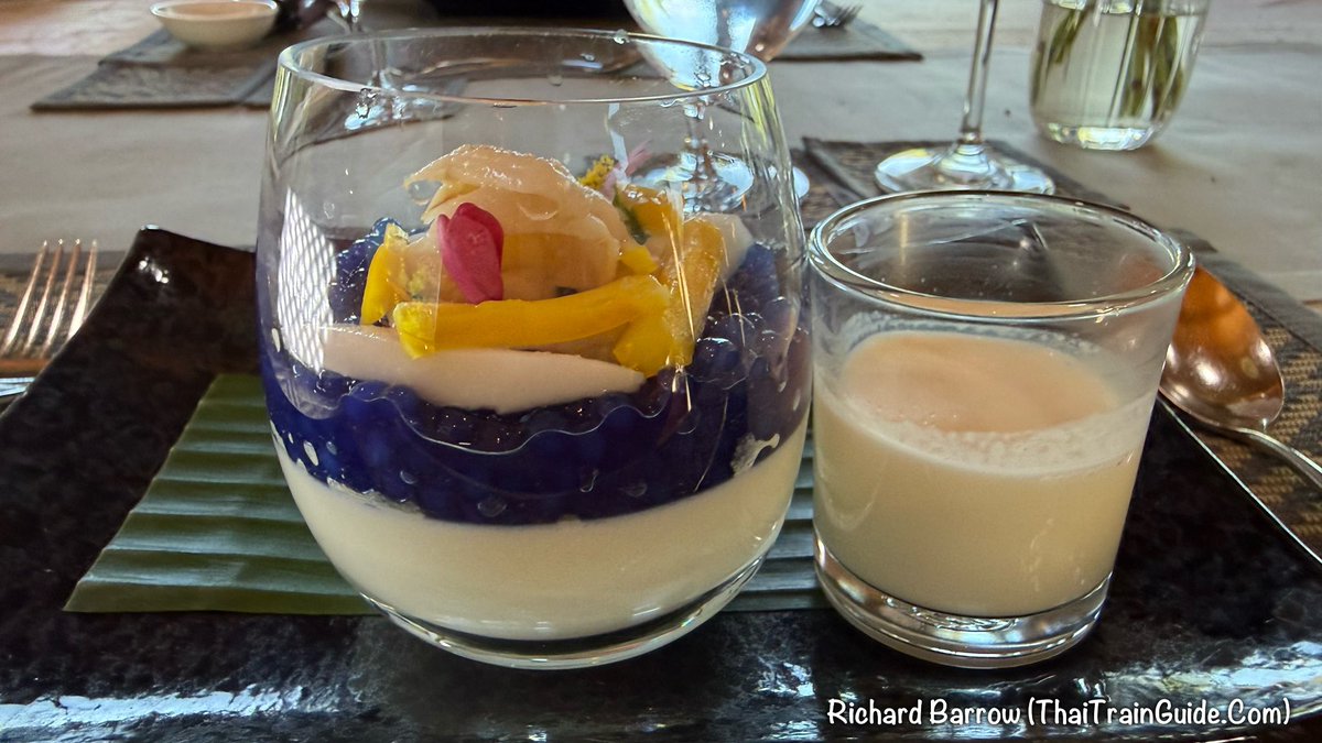 ThaiTrainGuide's tweet image. Photos of our lunch today onboard the Blue Jasmine train. It started with a salmon dish served with tamarind dressing and finely sliced shallots, eaten with fresh betel leaves. 

The main course came in two parts: grilled pork neck cooked in Mon-style young chilli curry, and a…