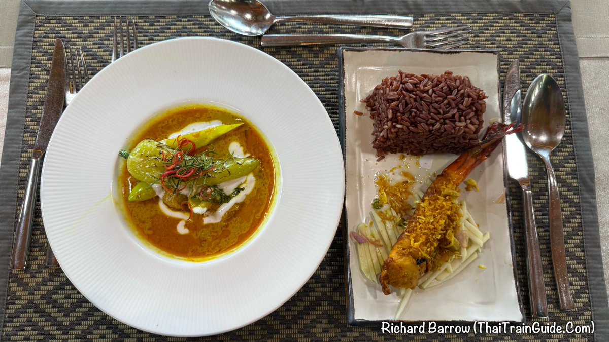 ThaiTrainGuide's tweet image. Photos of our lunch today onboard the Blue Jasmine train. It started with a salmon dish served with tamarind dressing and finely sliced shallots, eaten with fresh betel leaves. 

The main course came in two parts: grilled pork neck cooked in Mon-style young chilli curry, and a…