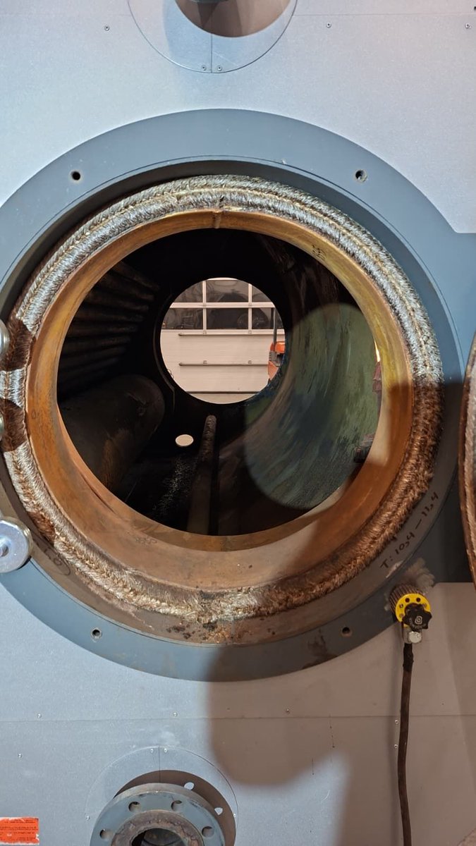 ‘Even’ een nieuwe vuurgang…

Een kleine lekkagemelding bleek toch een flinke klus. De vuurgang van de ketel was zo beschadigd dat we hem naar de werkplaats hebben gehaald. 
Daar krijgt hij o.a: nieuwe vuurgang, branderplaat, doorvoer, steekbuizen en vlampijpen.

#Vakwerk