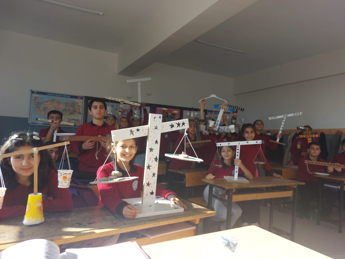 akyazi_okullari's tweet photo. 5.sınıflarda kütleyi ölçmenin en bilinen ve en yaygın yöntemi olan Eşit kollu Terazi yapımı ve aşamalarını öğrendik.
@ali_eyyupkoca @akadirgms @mardinilmem @kiziltepemem47 https://t.co/d7k03Y8UHb
