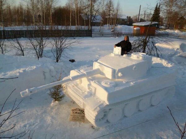Zieitai_sansa's tweet image. #毎日一枚軍事写真
1/1スケールの雪製ティーガー
