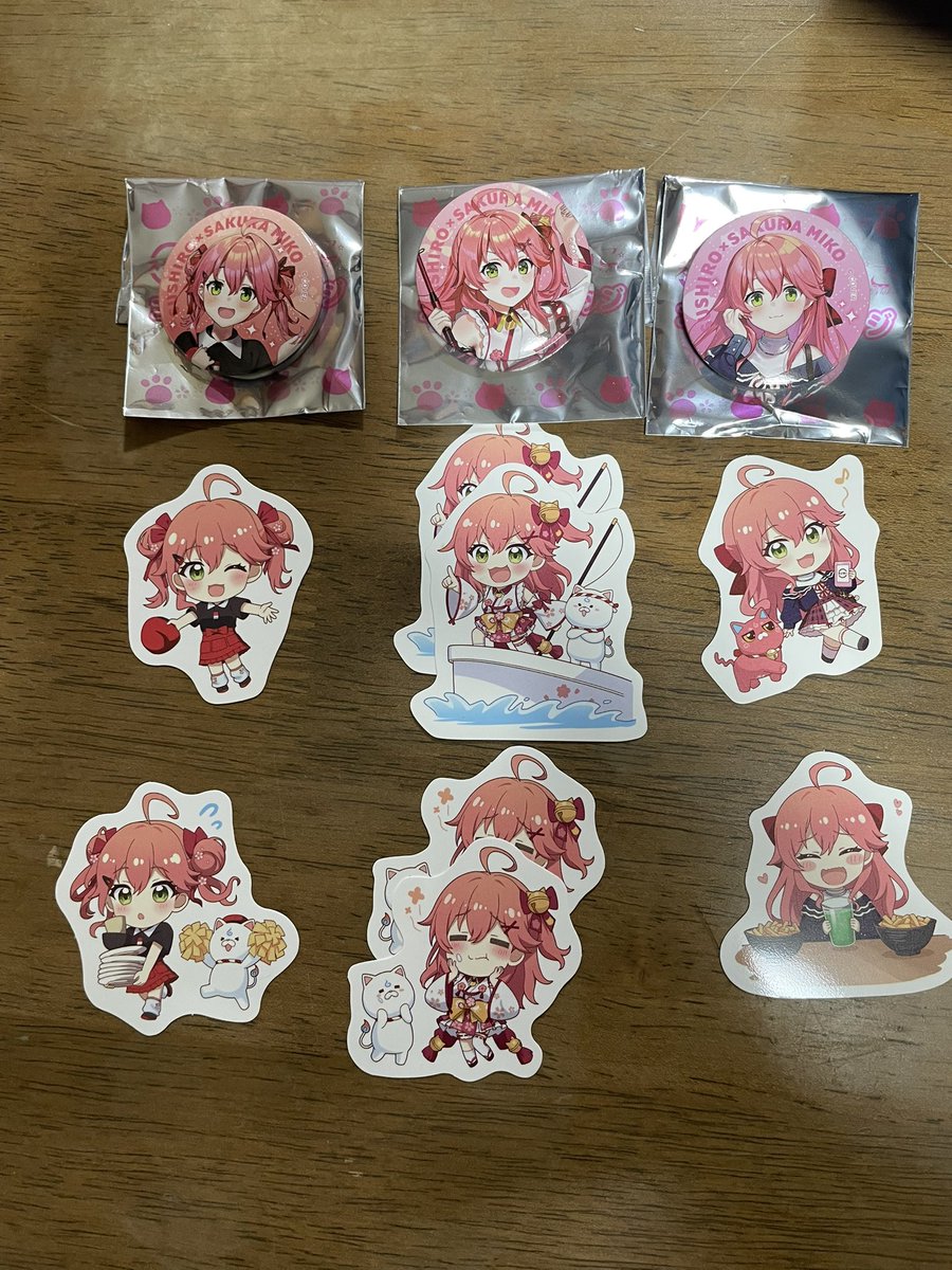 Force_8_'s tweet photo. 仕事の都合で2日遅れでスシロー行ったけど無事全部コンプリートできたー！嬉しすぎる！あとは、明日のランチョンマットと26日からのアクスタコンプリート目指すぞーーーー！！！！！
 #スシローさくらみこコラボ https://t.co/X5TadNbnqj