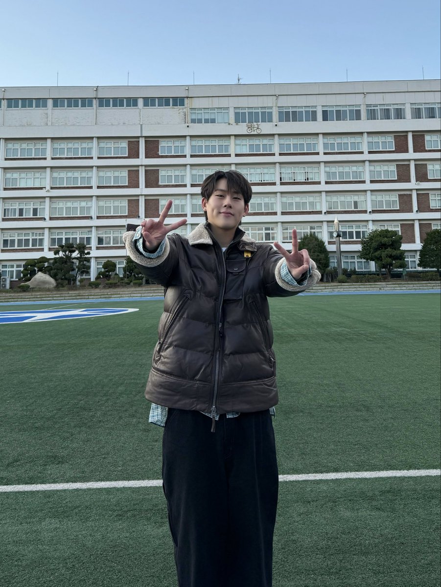 OfficialMONSTAX's tweet image. 📸
251121 #몬스타엑스 #주헌
낙타전용도로 #착한심부름센터심청이 EP.6

여섯 번째 심부름 완료! 
시간이 지나도 변하지 않는 마음에
울고 웃었던 시간 ⏰
학창시절을 사랑으로 보듬어준 
은사님 감사합니다 ✨ 

#JOOHONEY 
#MONSTAX #MONSTA_X