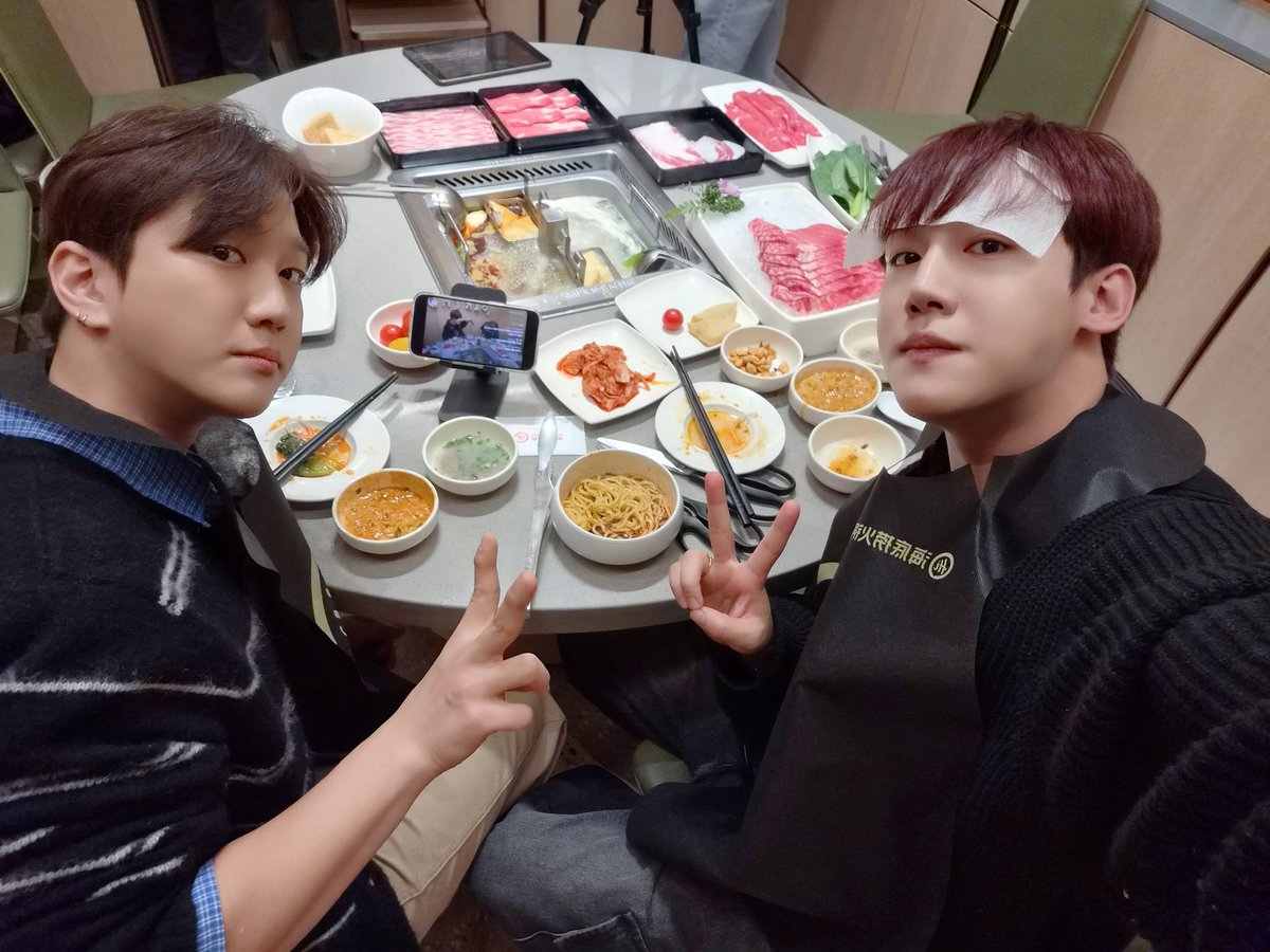 [📸] 251121 하이디라오 라이브

깨장찬과 함께한 랜선 모임 🍽️
하이디라오에서 뭘 시킬지 모르겠다? 
이 라이브를 보세요😎📝

#GoldenChild #골든차일드 #GNCD
#이장준 #홍주찬
#LEEJANGJUN #HONGJOOCHAN