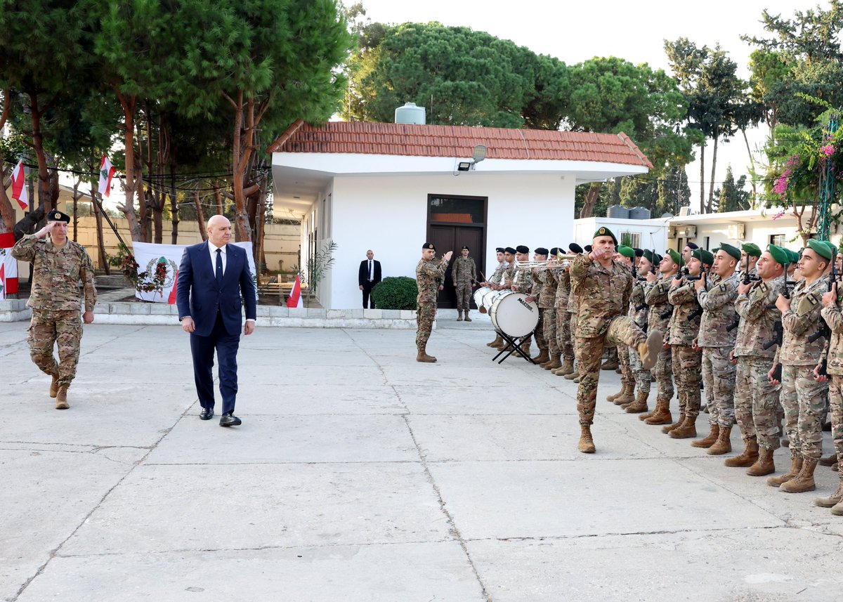 رئيس الجمهورية في الجنوب اللبناني عشيّة الاستقلال.

الرئيس جوزاف عون: 
- الجيش الذي يحمي الجنوبيين كما جميع اللبنانيين ثابت في مواقفه والتزامه في الدفاع عن الكرامة الوطنية والسيادة والاستقلال.
- الجيش يقدم وفاء لمبادئه الشهيد تلو الاخر غير آبه بما يتعرض له أحيانا من حملات التجريح