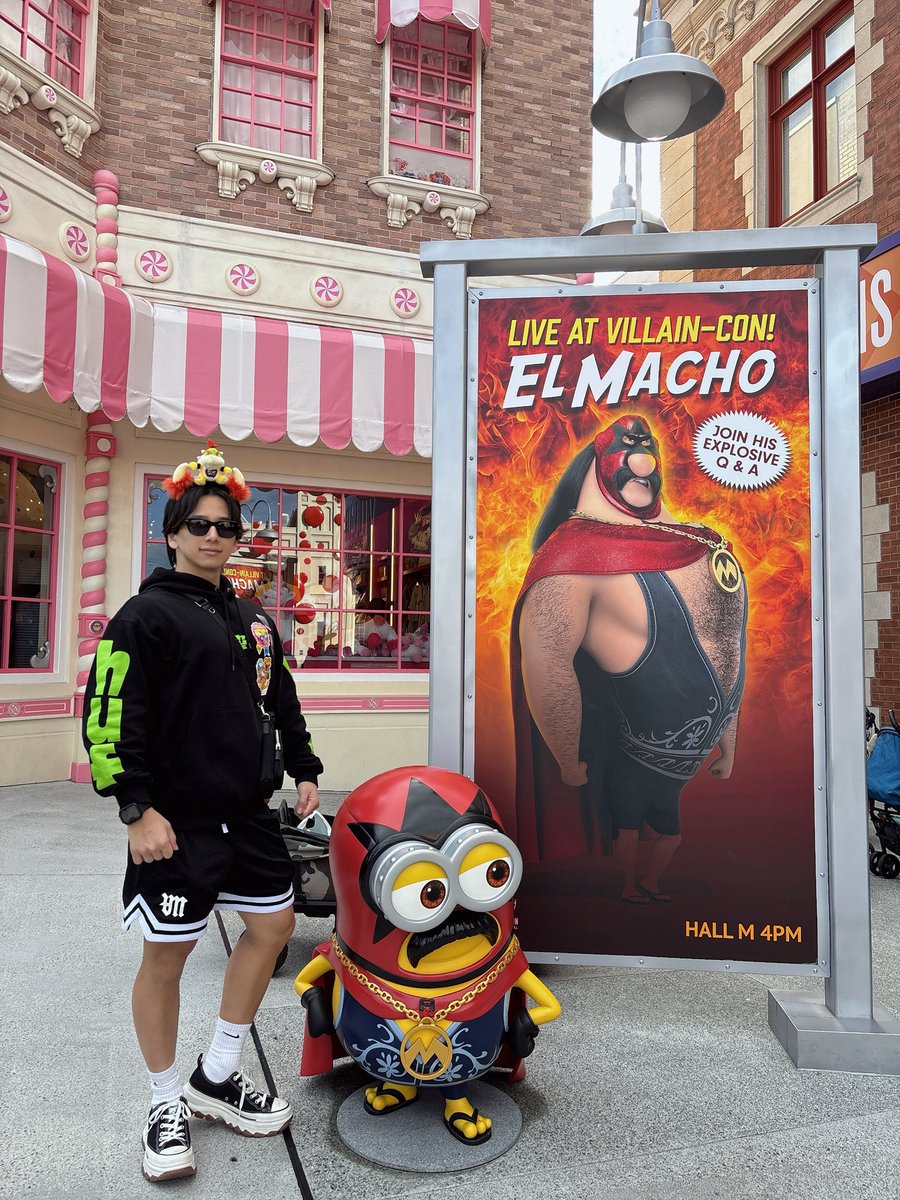 kakipp_11's tweet image. ユニバでマッチョ対決
脚の細さは同じ🦵