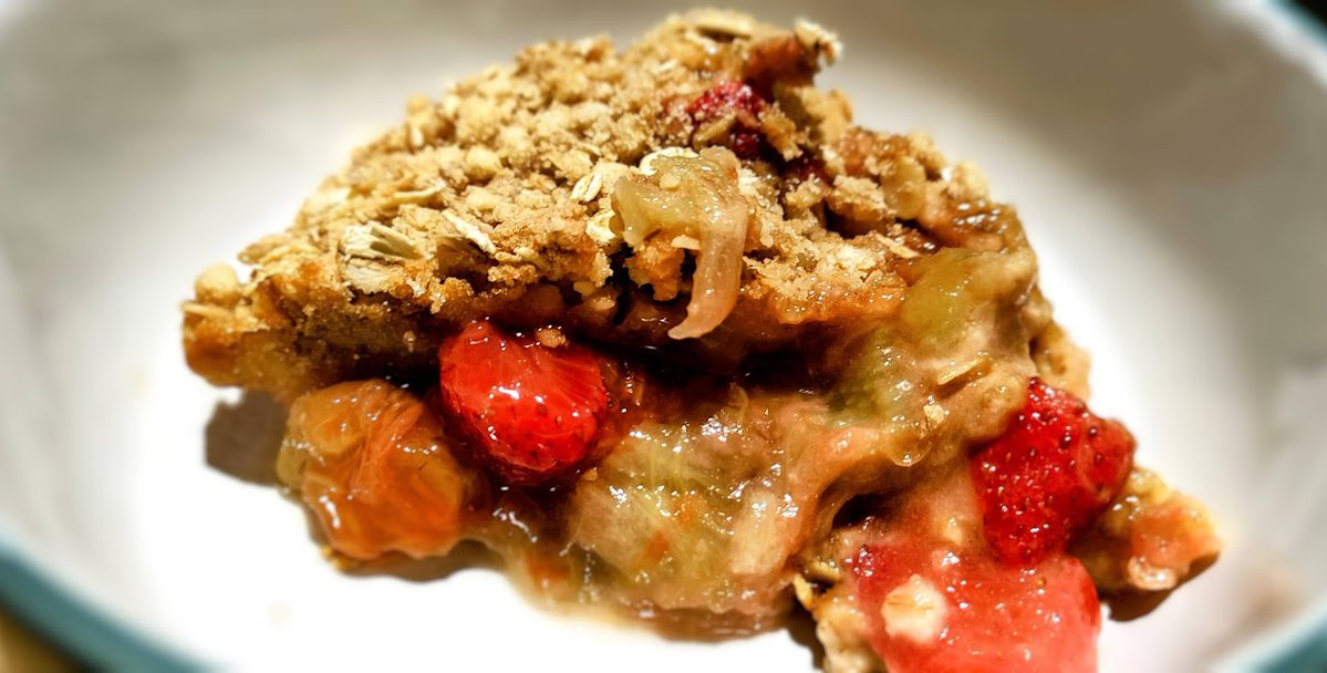 EasyLowFodmap's tweet image. Golden, crisp &amp;amp; bursting with flavour 🍓✨ My Strawberry &amp;amp; Rhubarb Crumble = the perfect low FODMAP dessert for cosy evenings 🌿 Juicy strawberries + tender rhubarb + golden oat topping = pure indulgence. Recipe 👉 easylowfodmap.org/recipes/strawb…