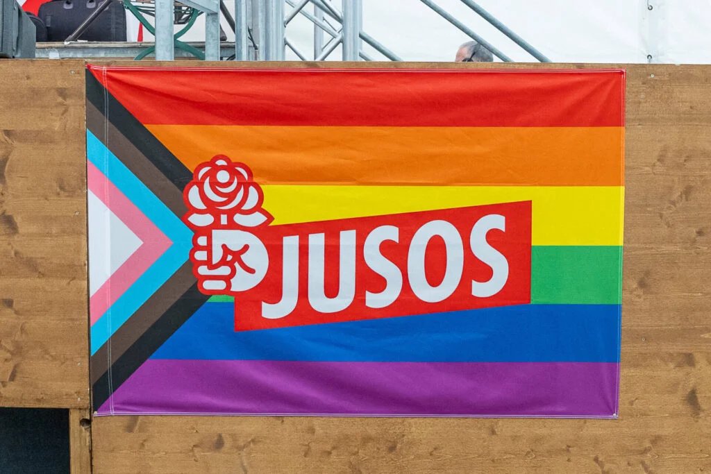 JUSOS zur Rentenfrage: Gut gedacht und schlecht gemacht.

Der Nächste bitte...

Fast schon verzweifelt um Aufmerksamkeit buhlend melden sich nun auch die Jusos (Jugendorganisation der SPD) zu Wort. Dabei offenbart sich bei den Jusos-Forderungen eine besorgniserregende Mischung