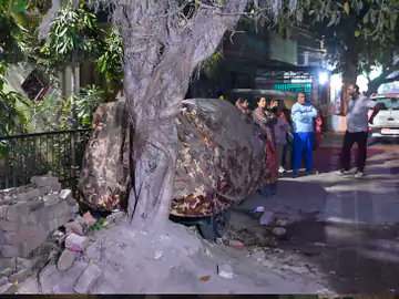 SmartKhabari's tweet image. सड़क पर केबिल में फंसी स्कूटी, छात्र उछलकर गिरा:सिर फटा, आधे घंटे तक तड़पता रहा; कानपुर में कोचिंग से लौटते वक्त छात्र की मौत।

कानपुर में 10वीं के छात्र की सड़क हादसे में मौत हो गई। कोचिंग से घर लौटते वक्त उसकी स्कूटी सड़क पर इंटरनेट की टूटी केबिल में फंस गई। अचानक छात्र सड़क पर…