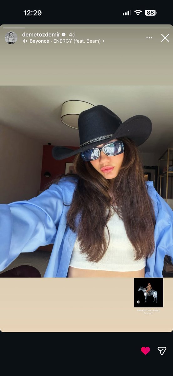 mavi mavili mor çiçek mavili burdan geçecek <a href="/dmtzdmr/">Demet Özdemir</a>