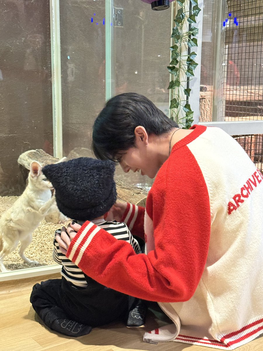 the_verivery's tweet image. [📸]
2025.11.21
#콜미베이비

이진이와 즐거운 시간을 보낸
계현, 강민 아꿍💕

#베리베리 #VERIVERY #VRVR
#계현 #GYEHYEON
#강민 #KANGMIN