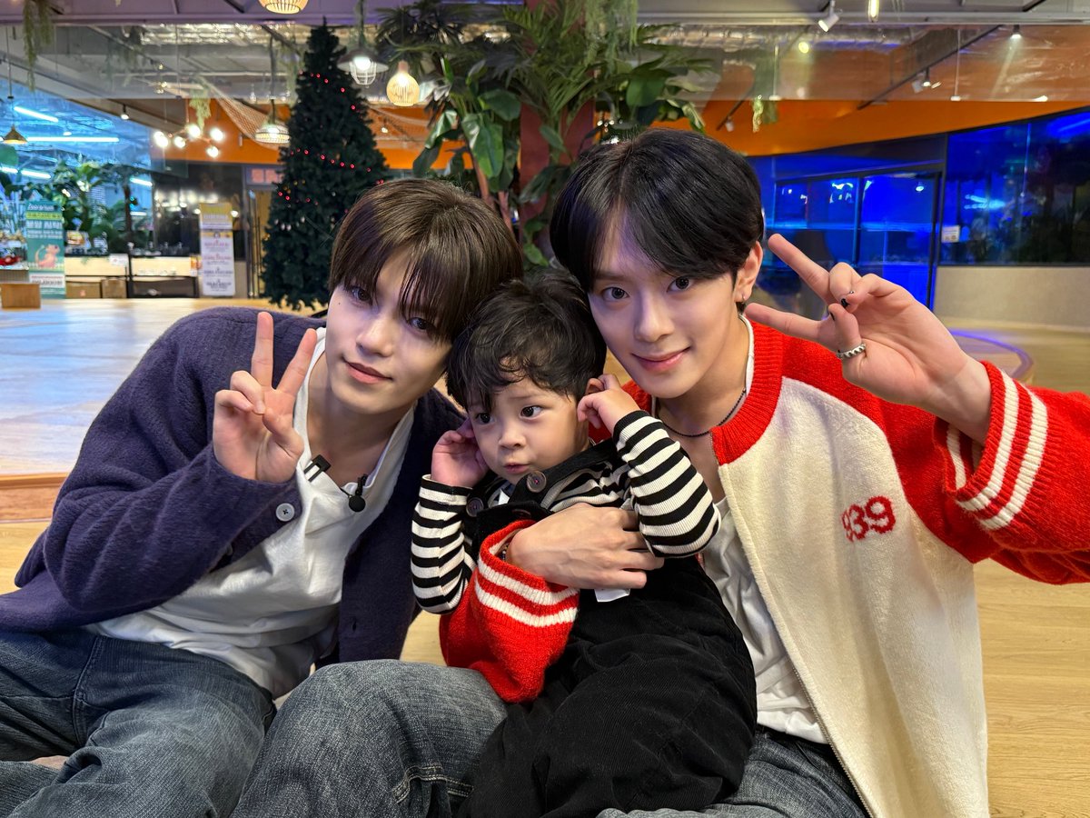 the_verivery's tweet image. [📸]
2025.11.21
#콜미베이비

이진이와 즐거운 시간을 보낸
계현, 강민 아꿍💕

#베리베리 #VERIVERY #VRVR
#계현 #GYEHYEON
#강민 #KANGMIN