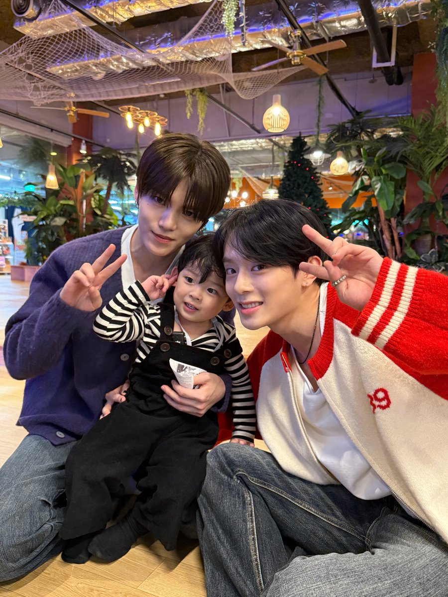 the_verivery's tweet image. [📸]
2025.11.21
#콜미베이비

이진이와 즐거운 시간을 보낸
계현, 강민 아꿍💕

#베리베리 #VERIVERY #VRVR
#계현 #GYEHYEON
#강민 #KANGMIN