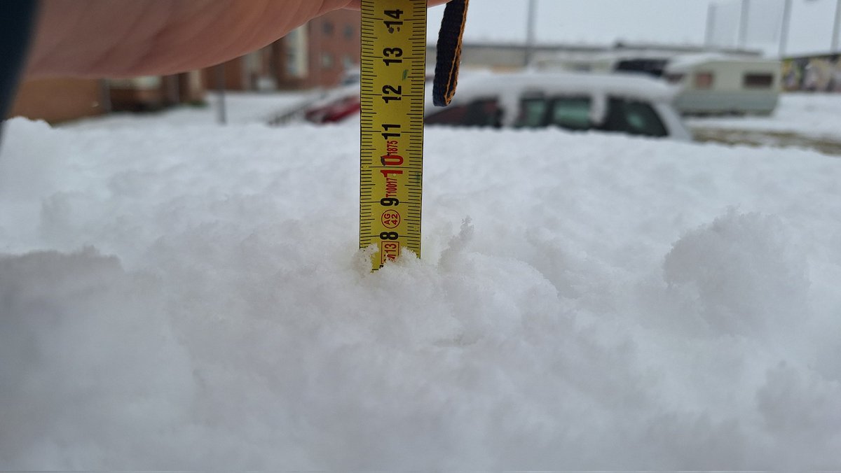 Tras la nevada, medimos el espesor en Beriain (476m en el punto de medición).
7/8 cm, nada mal!!