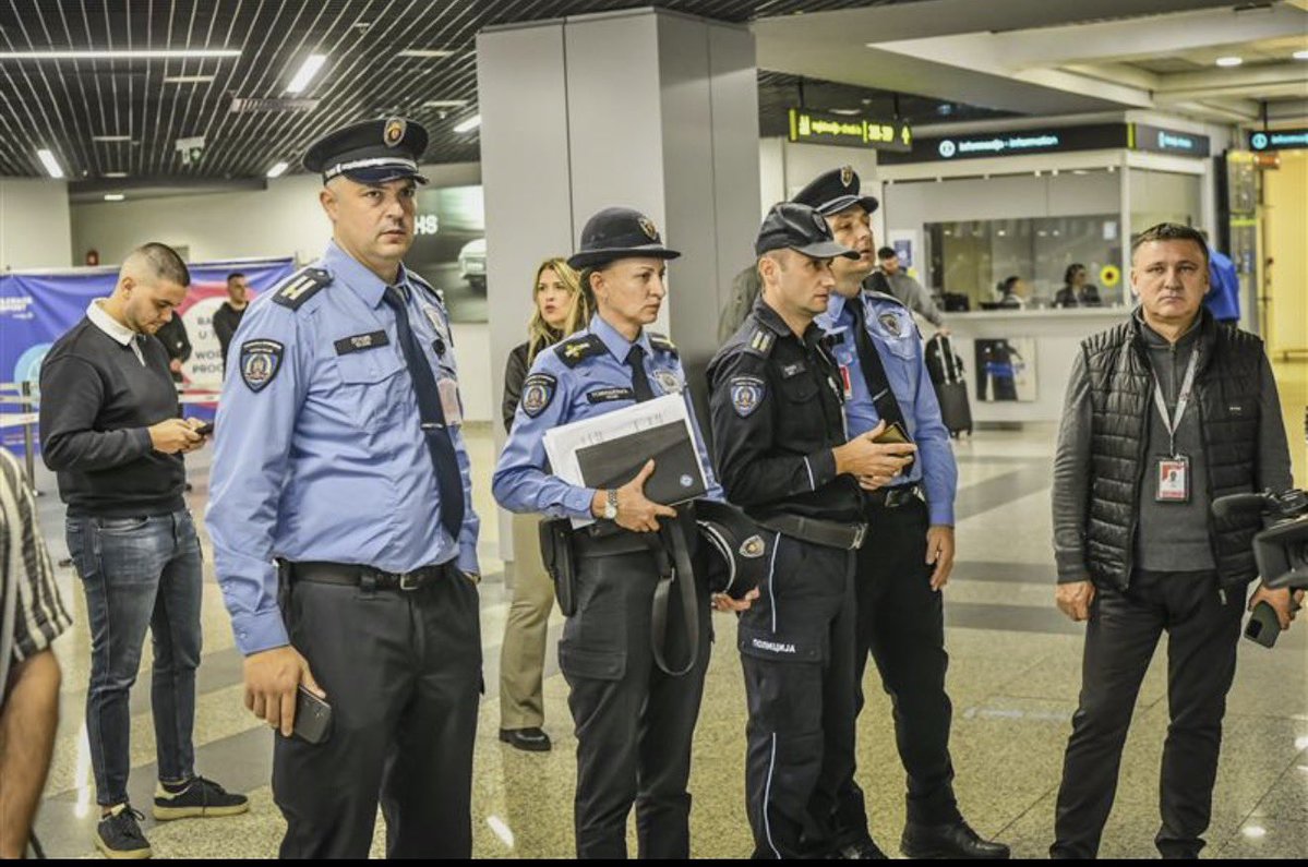UNODC_ROSEE's tweet image. 🇪🇺🇺🇳✈️ At #BelgradeAirport, EU &amp;amp; UNODC enhanced border-security: modern tech, expert training &amp;amp; stronger institutions. This partnership helps 🇷🇸 stay ahead of illicit trafficking and organized crime while protecting citizens and the rule of law. 

#BorderSecurity #RuleOfLaw