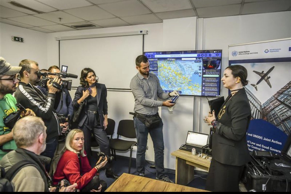 UNODC_ROSEE's tweet image. 🇪🇺🇺🇳✈️ At #BelgradeAirport, EU &amp;amp; UNODC enhanced border-security: modern tech, expert training &amp;amp; stronger institutions. This partnership helps 🇷🇸 stay ahead of illicit trafficking and organized crime while protecting citizens and the rule of law. 

#BorderSecurity #RuleOfLaw