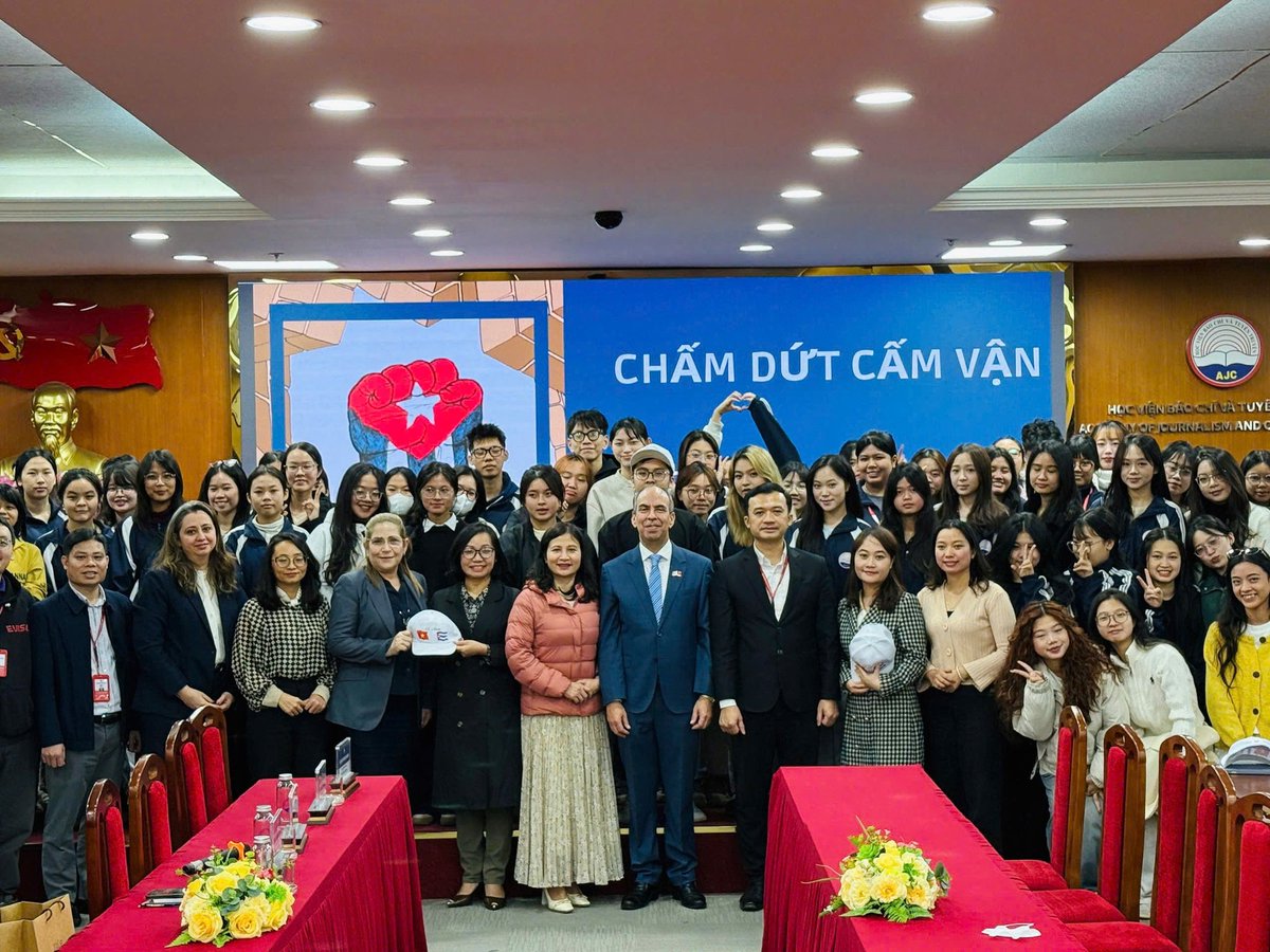 Sostuve animado diálogo con profesores y estudiantes de la Academia de Periodismo y Comunicación de #Vietnam sobre el bloqueo de EEUU contra #Cuba.

En encuentro con el rector Dr. Pham Minh Son, intercambiamos sobre cooperación con instituciones cubanas y próximas acciones.
