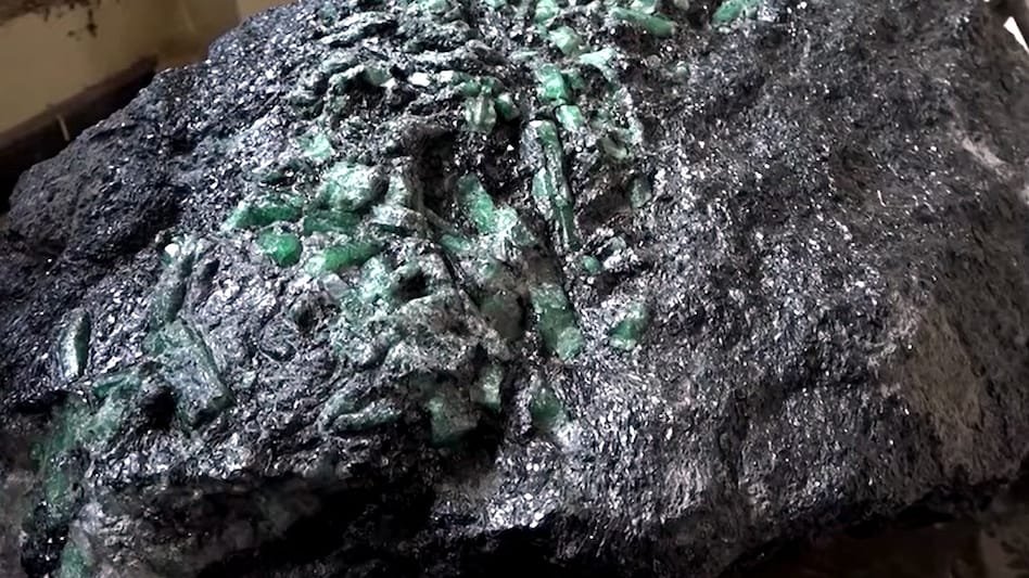 aajtak's tweet image. मेडागास्कर के 300 किलो का पन्ना मिला

पूरी ख़बर:  intdy.in/bte5oo 

#MadagascarEmerald #Emerald
#RareGemstone