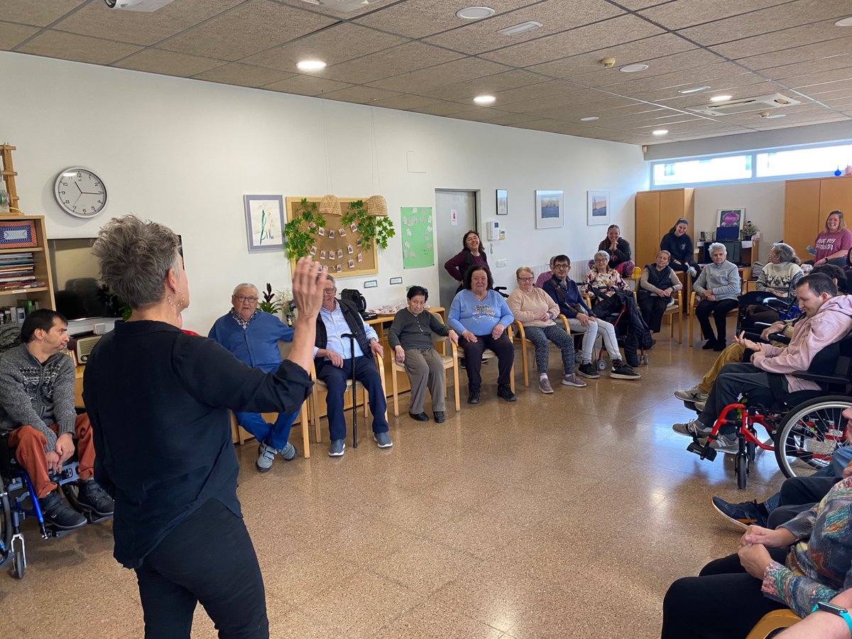 Ahir vam gaudir amb les “Rondalles catalanes” de <a href="/JordinaBiosca/">jordina biosca</a> al centre de dia per a la gent gran #riudellots