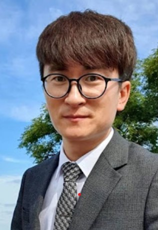 孫承浩（CPPC編號：01370）在押朝鮮族良心犯。因自幼遂牧師父親遷居甘肅張掖，後也成為一家庭教會牧師。2023年8月與多人共赴韓國濟州島旅遊，雖出入境合法且顺利，但同年12月15日卻被張掖市警方涉“組織他人偷越國境罪”拘捕。2025年11月20日被張掖市甘州區法院重判4年半，刑至2028年6月15日。現關張掖市