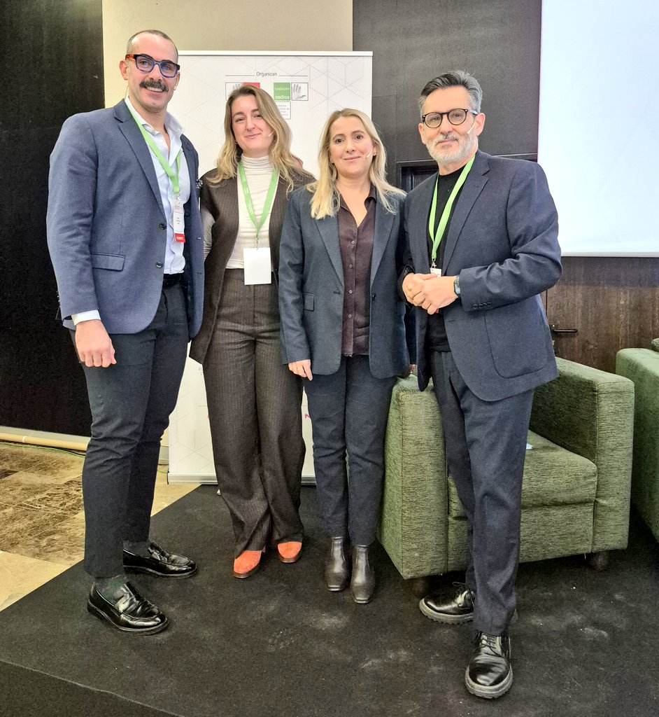 Tendencia 3🟥 "Todo a la vez, en todas partes: El nuevo stock tecnológico personalizado al que se dirigen las direcciones médicas" moderado por <a href="/juliomayol/">Julio Mayol</a> con Laura Born, Diego Rodríguez y Nuria Ruiz #GestiónSanitaria