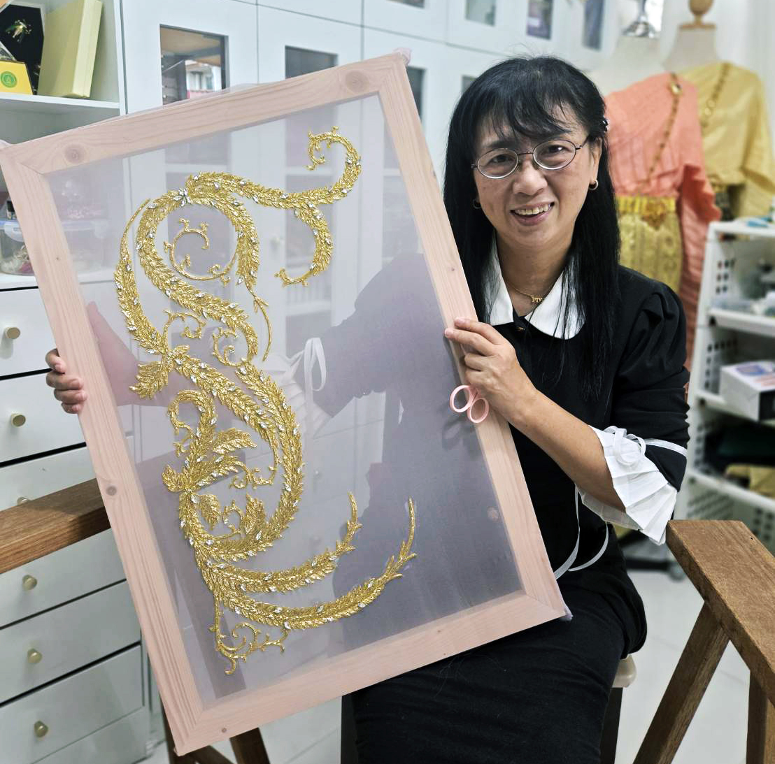 เบื้องหลังชุดสุดปังของ "เจฟ ซาเตอร์" บนเวที Miss Universe 2025 เป็นฝีมือการปักลาย "รวงข้าว" ของ "ครูนุช" ปิโยรส บัวเหลือง ครูช่างศิลปหัตถกรรมไทย ปี 2565 ของ SACIT ที่อวดอัตลักษณ์ไทยบนเวทีระดับโลก  #MissUniverseXJeffSatur
#MissUniverse #The74thMissUniverse #JeffSatur #SACIT