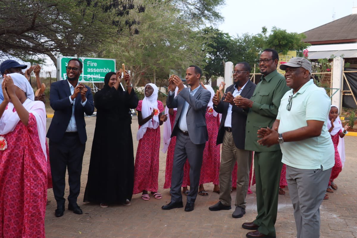 MOICTJUBALAND's tweet photo. A Jubbaland ministerial delegation led by @Abdifatahmukta, Minister of Information, Culture &amp; Tourism, arrived in Lamu to attend the Lamu Culture Festival. The team will hold key meetings to enhance cooperation in tourism, trade, health, and public works between Jubaland and Lamu https://t.co/LMTU1ebywk